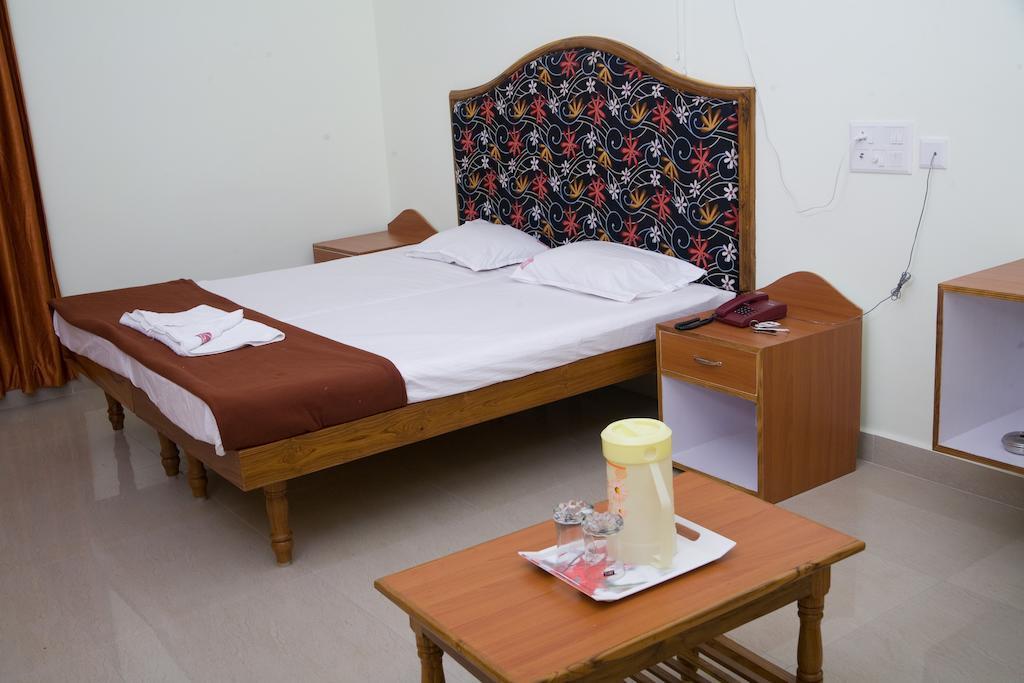 Vihas Inn Tirupati Szoba fotó